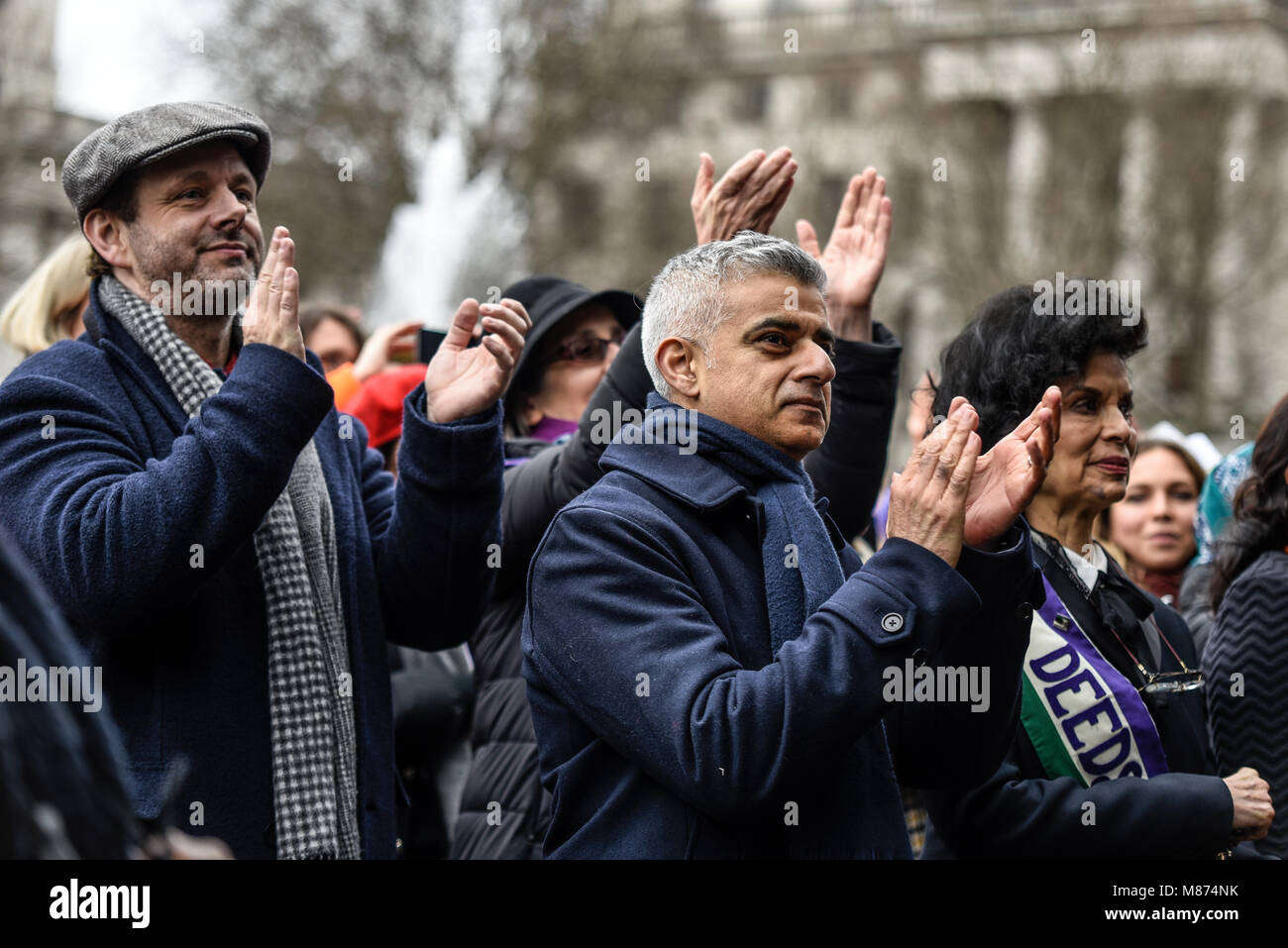 Michael Sheen, Sadiq Khan, Bianca Jagger frappant des représentations au 4 mars l'égalité des femmes Femmes protester organisé par CARE International à Londres Banque D'Images