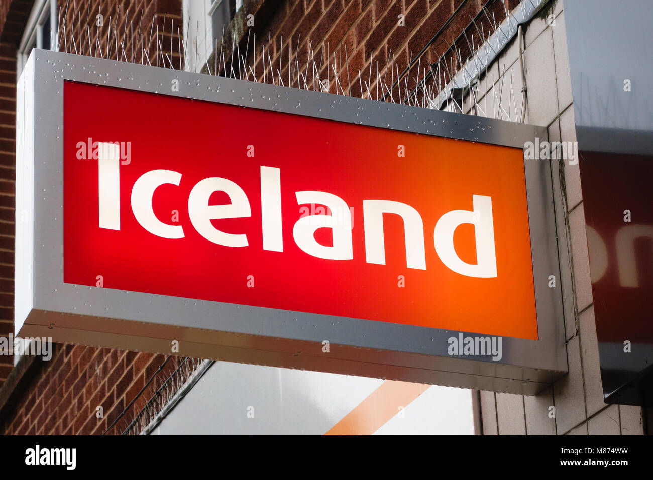 UK. Enseigne lumineuse sur une branche de l'Islande de chaîne alimentaire surgelés des magasins, équipés de crampons anti pigeon Banque D'Images