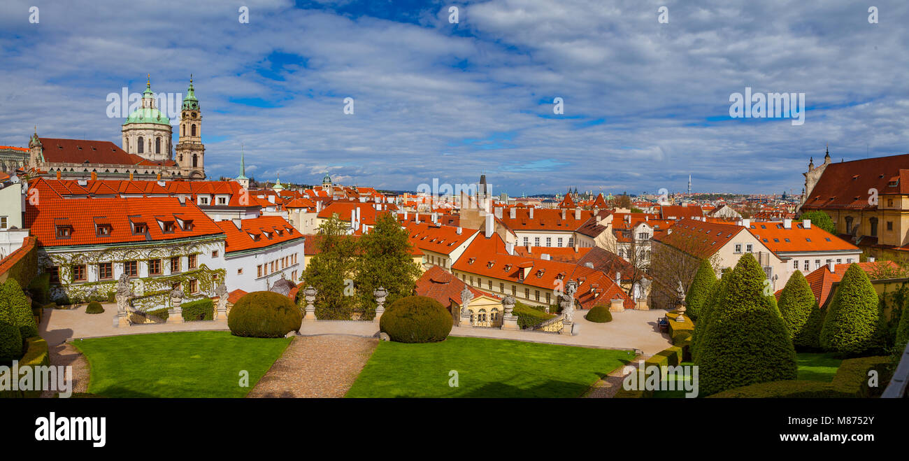 PRAGUE, RÉPUBLIQUE TCHÈQUE - le 26 avril 2017 : le jardin Vrtba (zahrada Vrtbovska) et vue panoramique sur la vieille ville. Banque D'Images