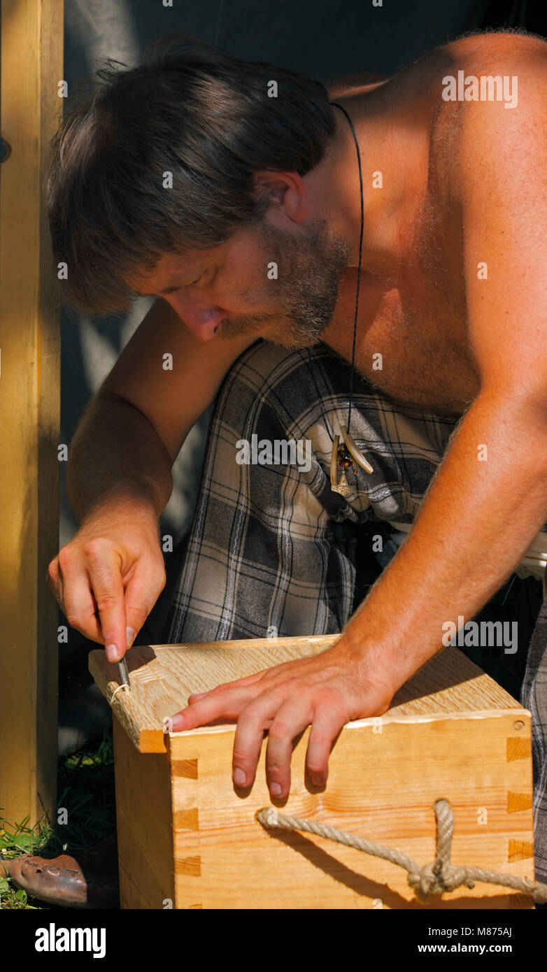 Ornement artisan graver sur planche de bois au Festival archéologique Dymarki Swietokrzyskie. Nowa Slupia, Pologne, 21-22 août 2010. Banque D'Images