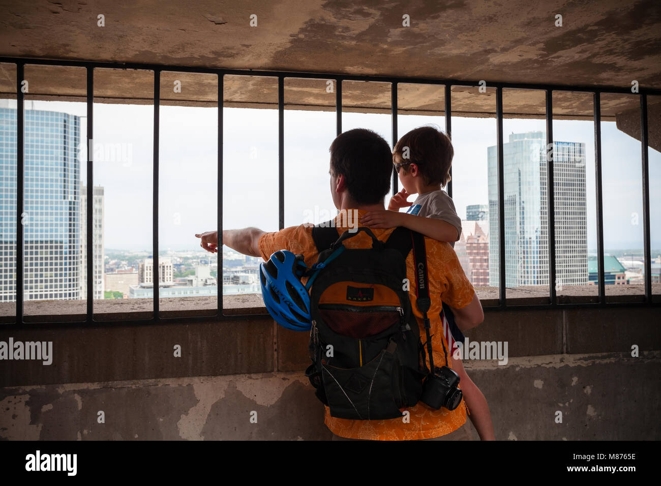 Un père et son enfant sur le pont d'observation du 27e dans le nouvel hôtel de ville. Toronto, Ontario, Canada. Banque D'Images
