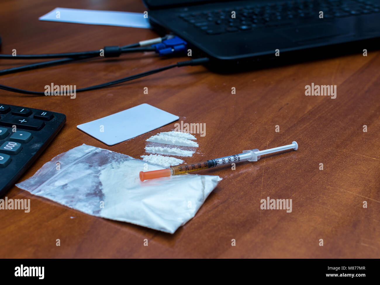 Poudre de médicaments et d'une seringue sur le bureau office. La toxicomanie. Journée internationale contre l'abus Banque D'Images