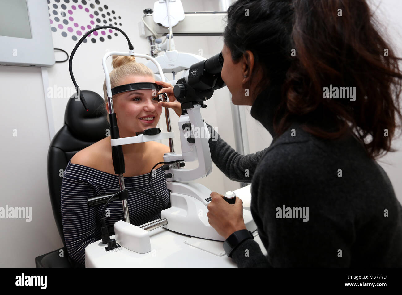 Une jeune fille sur la photo d'avoir ses yeux testés dans Chichester, West Sussex, UK. Banque D'Images