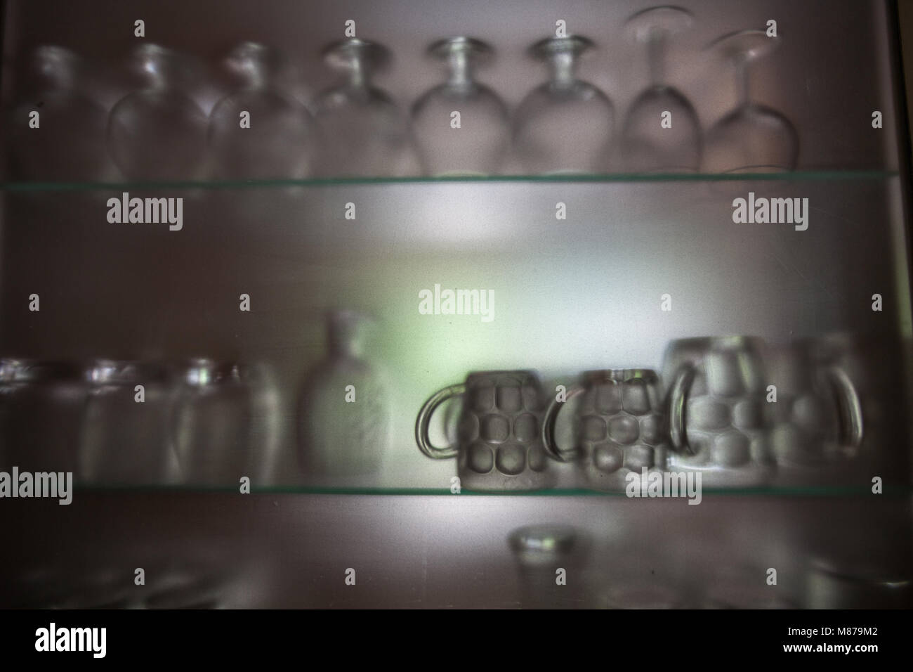 Divers verres sur un verre dans un bar du cabinet givré Banque D'Images