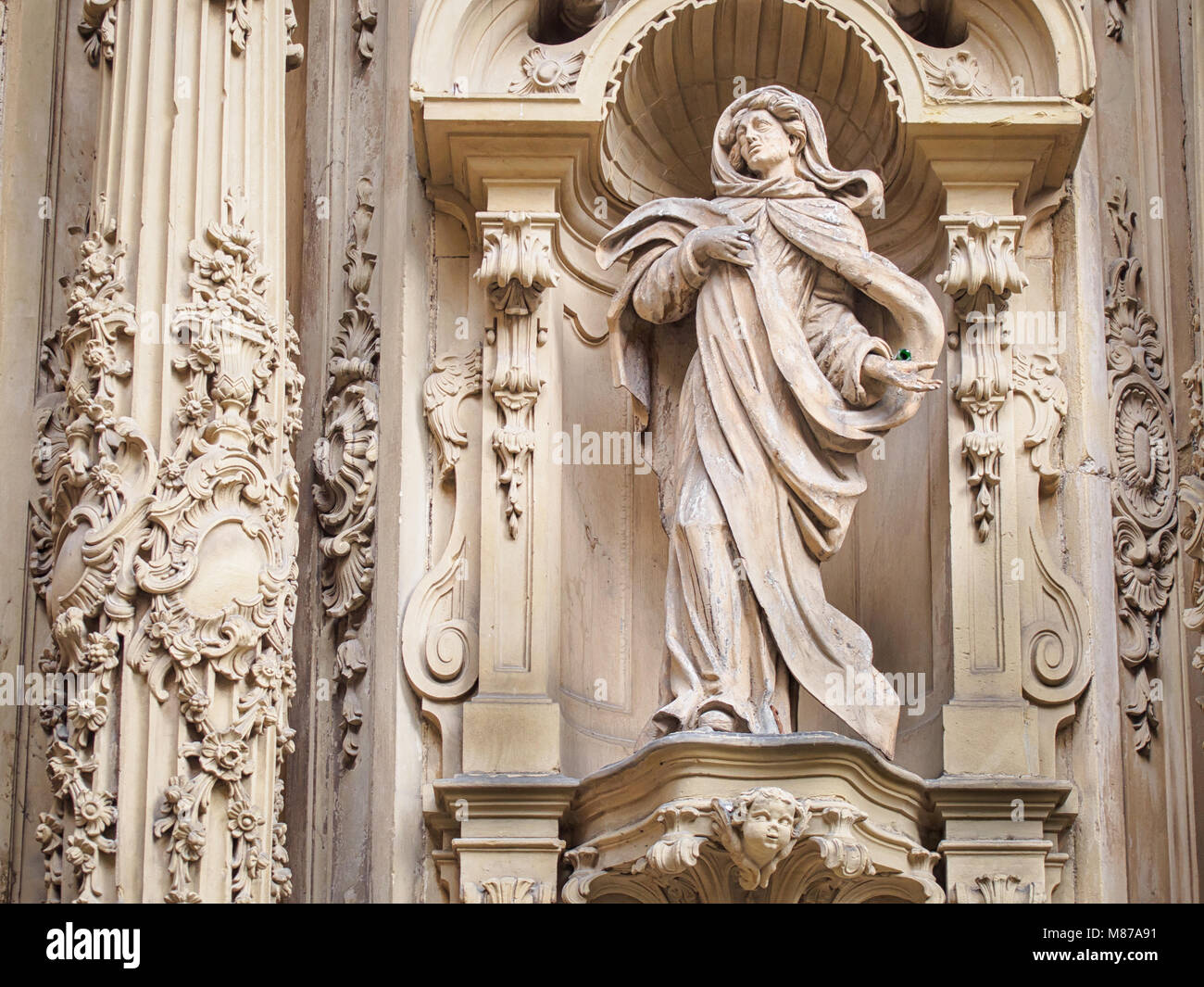 Statue de Maria sur la façade de la Basilique de Saint Marie de Coro à San Sebastian, Pays Basque, Espagne. Banque D'Images