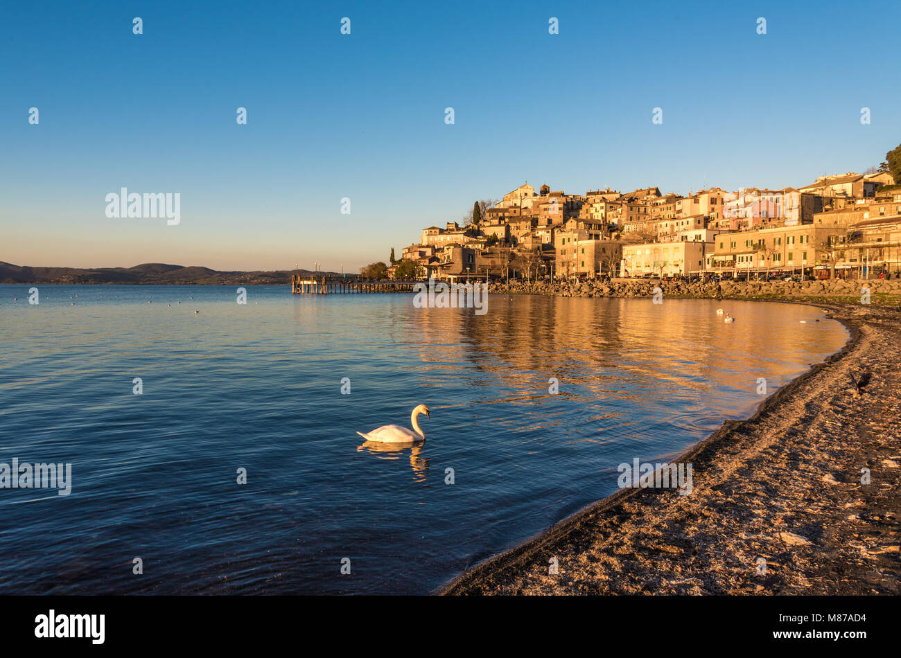 Carpi, Italie - Le lac de Bracciano, au coucher du soleil de la vieille ville de pierre sur le bord de l'eau. Province de Rome, Italie centrale Banque D'Images