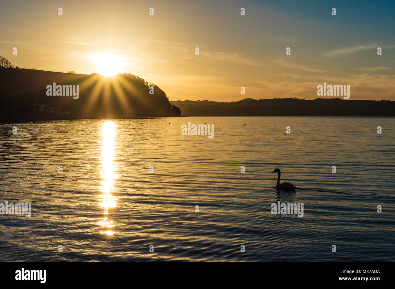 Carpi, Italie - Le lac de Bracciano, au coucher du soleil de la vieille ville de pierre sur le bord de l'eau. Province de Rome, Italie centrale Banque D'Images