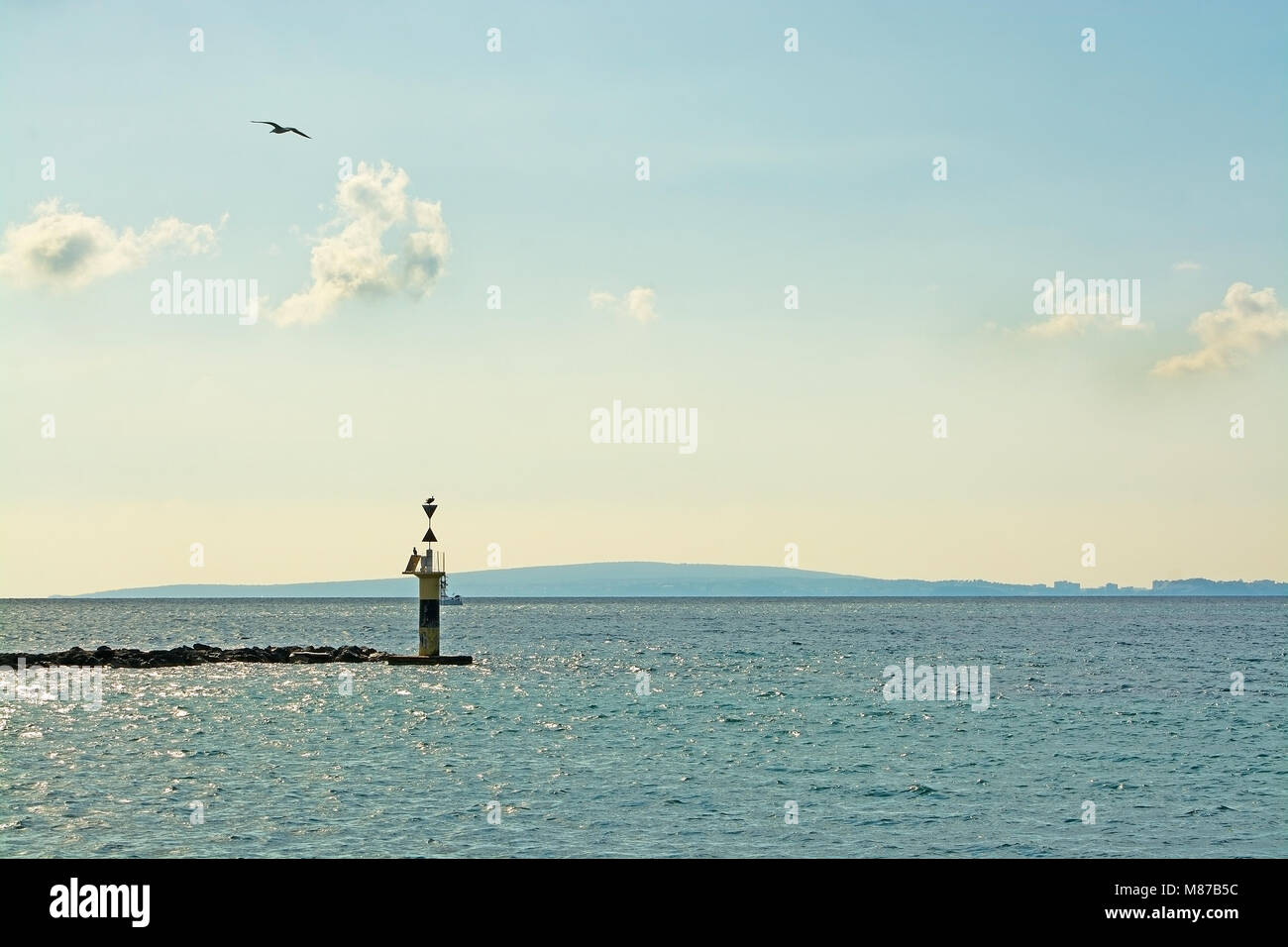 L'entrée maritime avec des oiseaux, de l'océan, l'horizon, de la jetée et de voilier à Majorque, îles Baléares, Espagne Banque D'Images