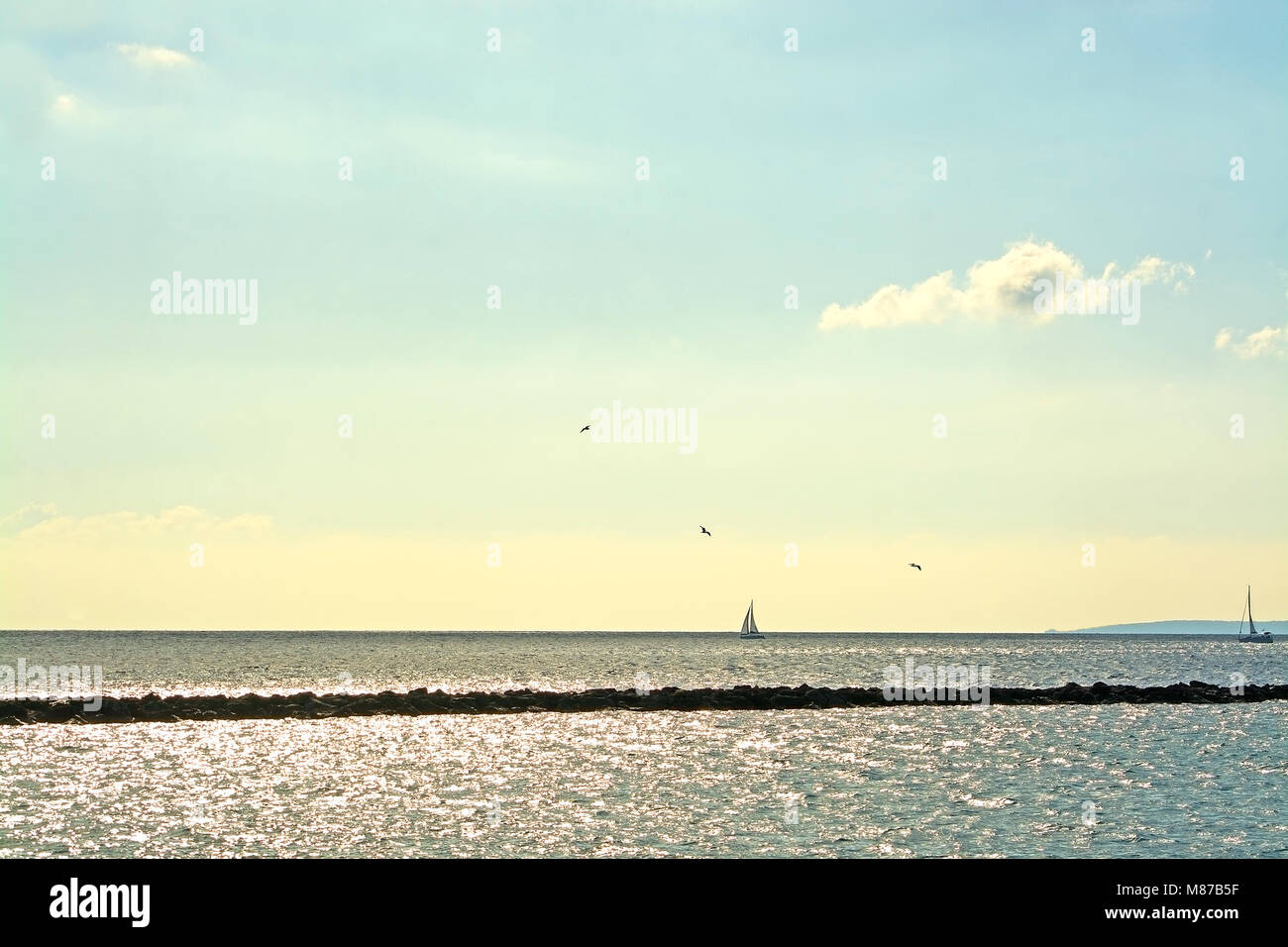 L'entrée maritime avec des oiseaux, de l'océan, l'horizon, de la jetée et de voilier à Majorque, îles Baléares, Espagne Banque D'Images