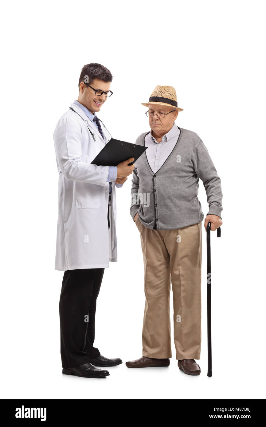 Portrait d'un médecin et d'un patient âgé à la recherche d'un presse-papiers isolé sur fond blanc Banque D'Images
