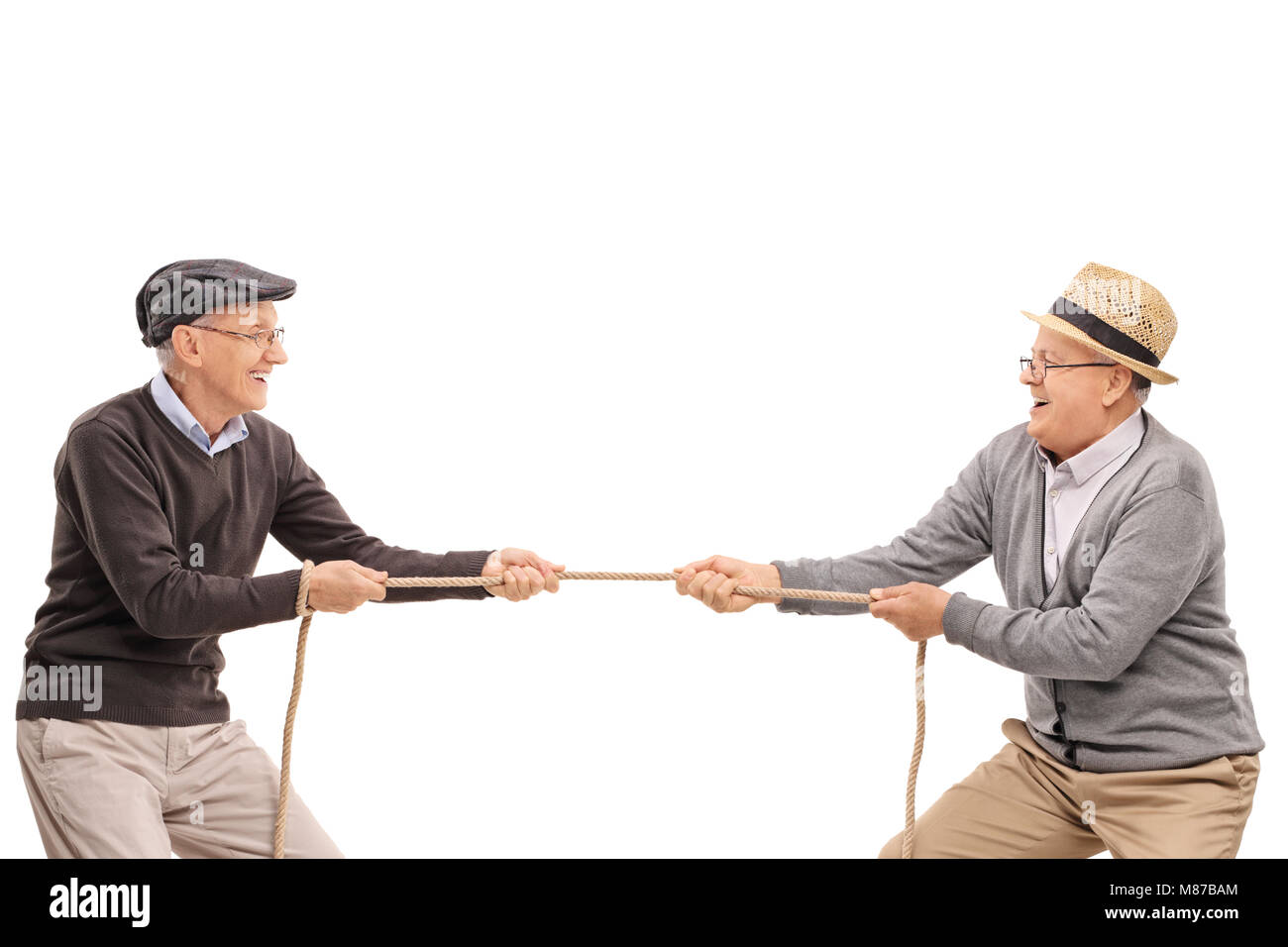 Les personnes âgées de jouer remorqueur de la guerre isolé sur fond blanc Banque D'Images