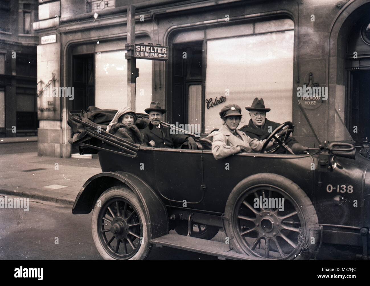 Burton Holmes Touring France déchirée par la guerre avec les officiers de l'armée américaine, 1918 Banque D'Images