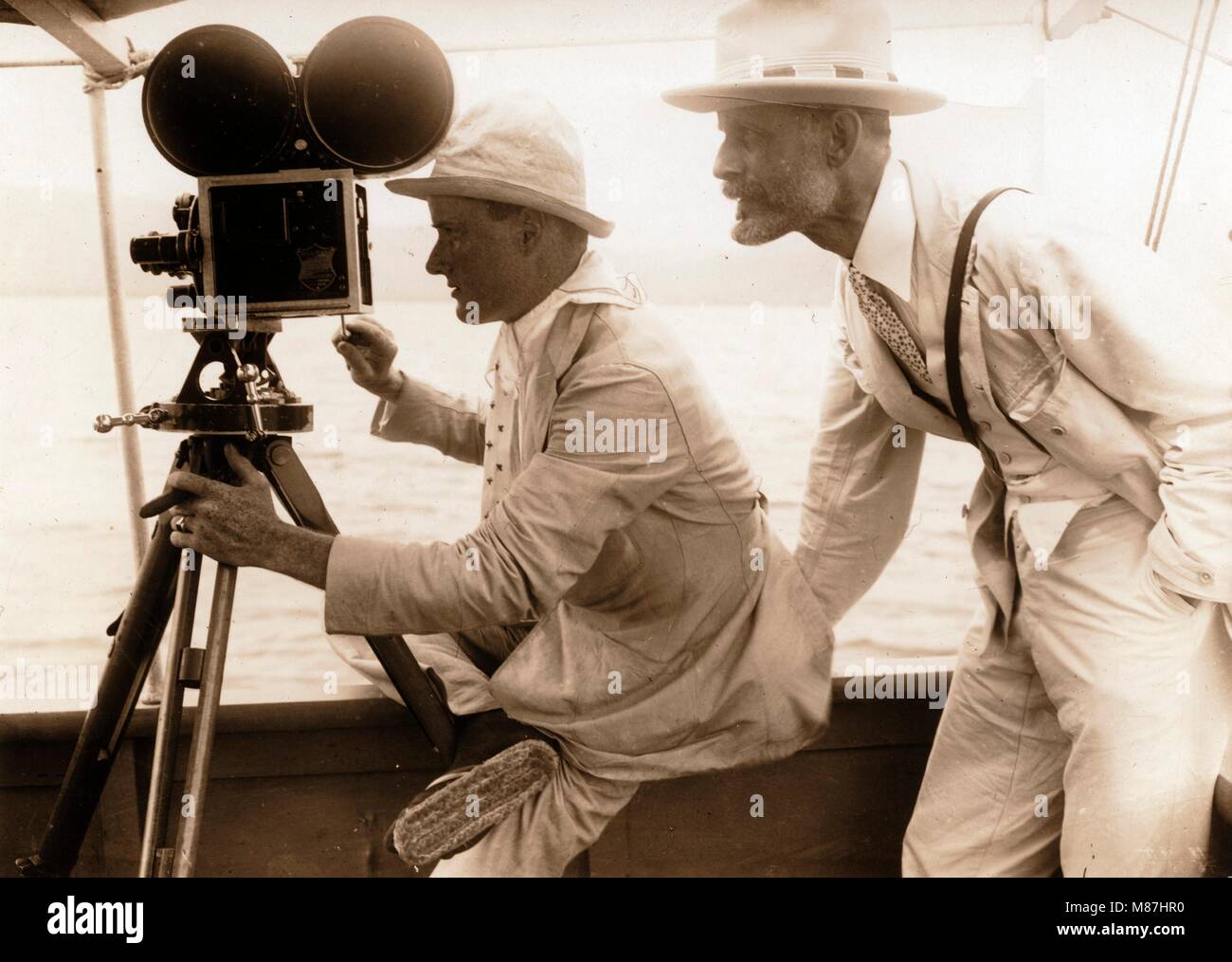 Burton Holmes avec caméraman Herford T. Cowling, le lac Biwa, au Japon, 1917 Banque D'Images