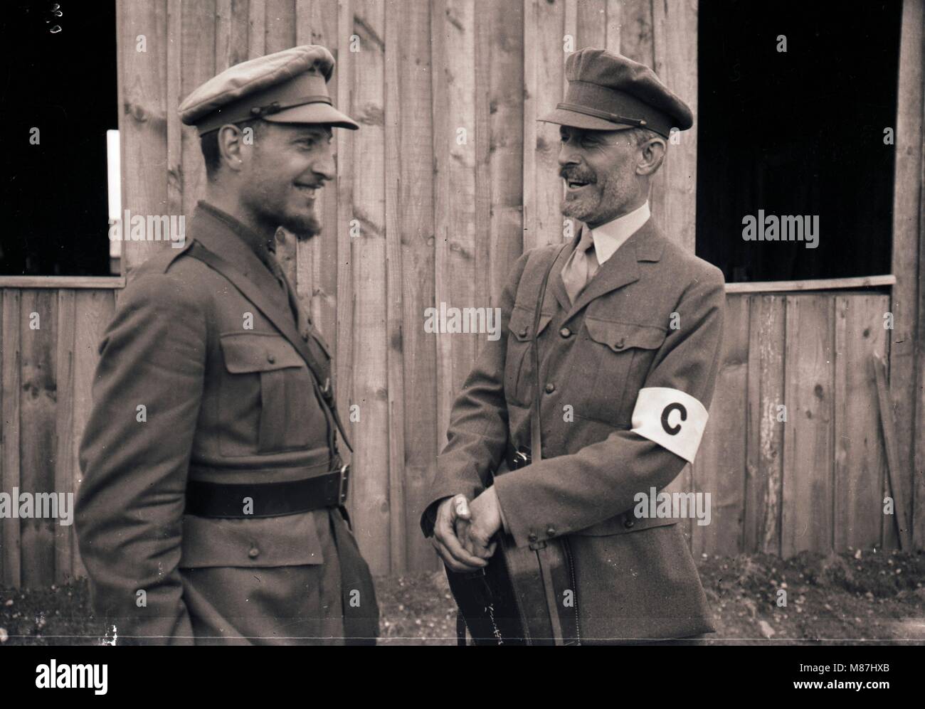 Burton Holmes Discuter avec l'agent de l'armée américaine, LA PREMIÈRE GUERRE MONDIALE, France, 1918 Banque D'Images