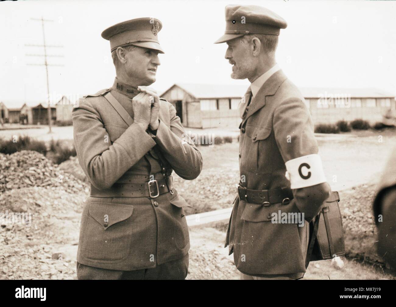 Burton Holmes Discuter avec l'agent de l'armée américaine, LA PREMIÈRE GUERRE MONDIALE, France, 1918 Banque D'Images