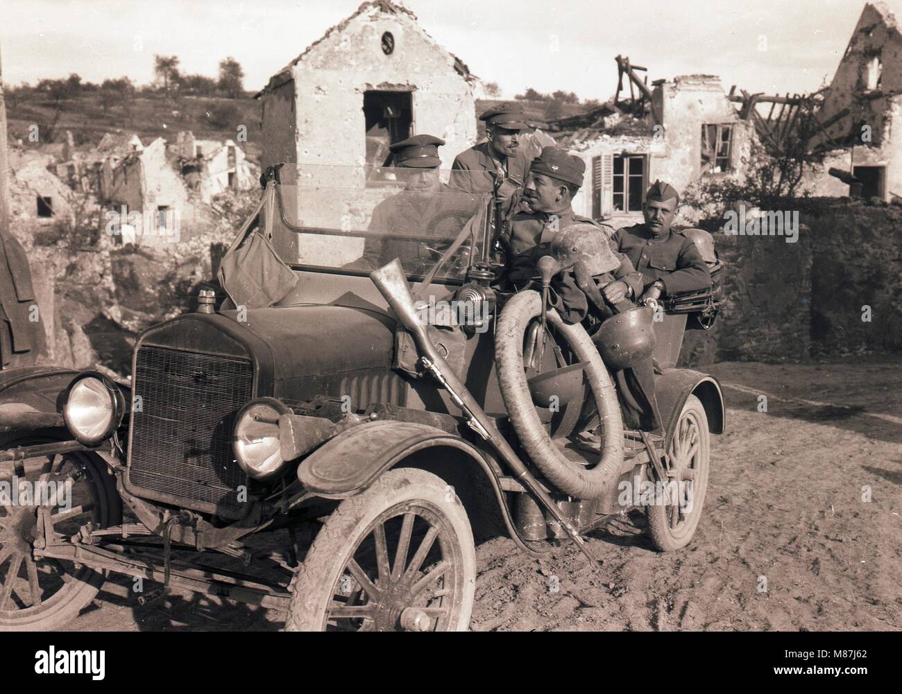 Burton Holmes Voyager avec des officiers américains, LA PREMIÈRE GUERRE MONDIALE, France, 1918 Banque D'Images