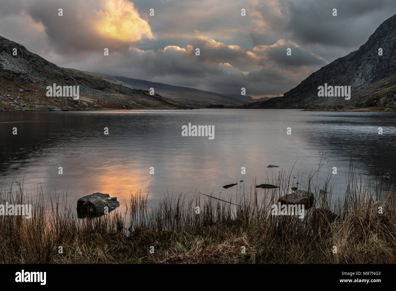 Lever du soleil à Llyn Ogwen, Snowdonia, le Nord du Pays de Galles, Royaume-Uni Banque D'Images