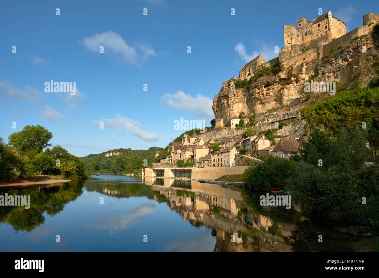 Le Château médiéval de Beynac perchés sur les falaises de calcaire de Beynac et Cazenac sur la Dordogne, Dordogne France. Banque D'Images