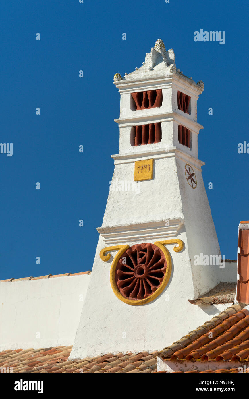 Une cheminée traditionnel de l'Algarve à Porches, Algarve, Portugal Banque D'Images