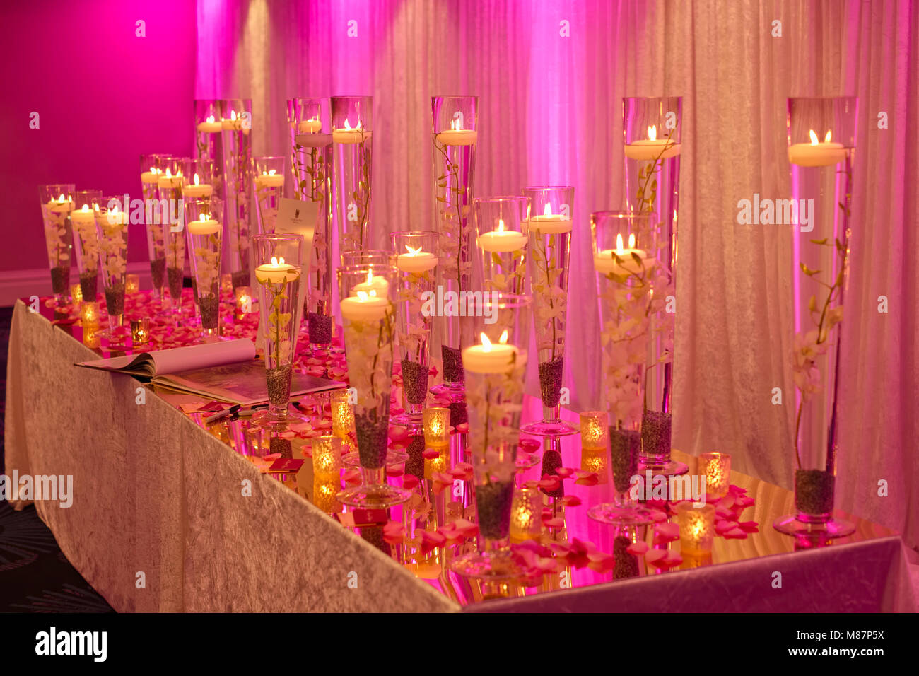 Table avec album de mariage et l'affichage des bougies flottantes Banque D'Images