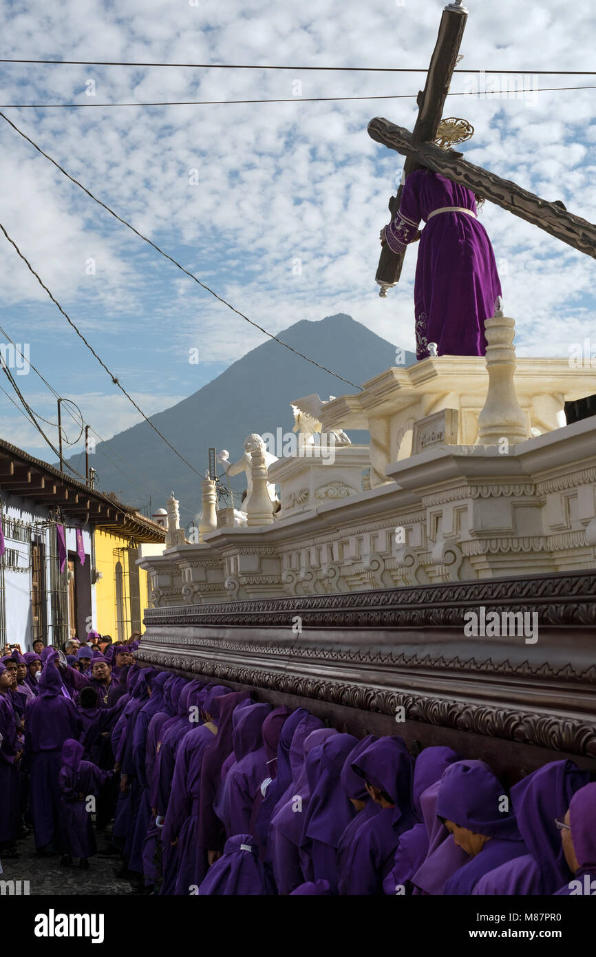 Guatemala, Antigua - 3 mars, 2013. Flotteurs énorme surmonté de Jésus crucifié sont transportées à travers les rues au cours de la célébrations de la Semaine Sainte à Antigua. (Photo crédit : Gonzales Photo - Flemming Bo Jensen). Banque D'Images