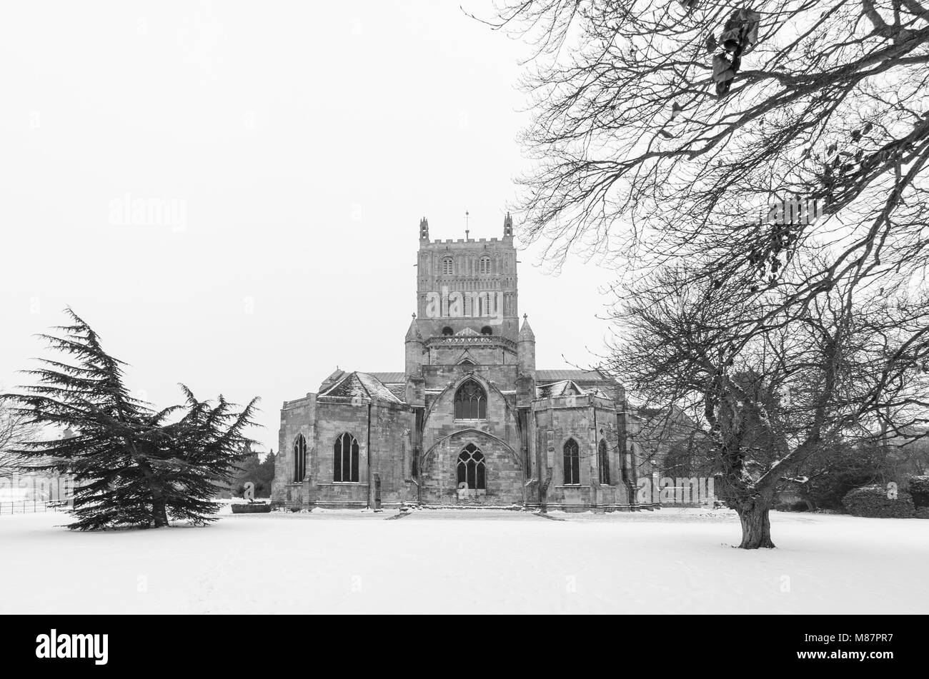 Abbaye de Tewkesbury dans la neige Banque D'Images