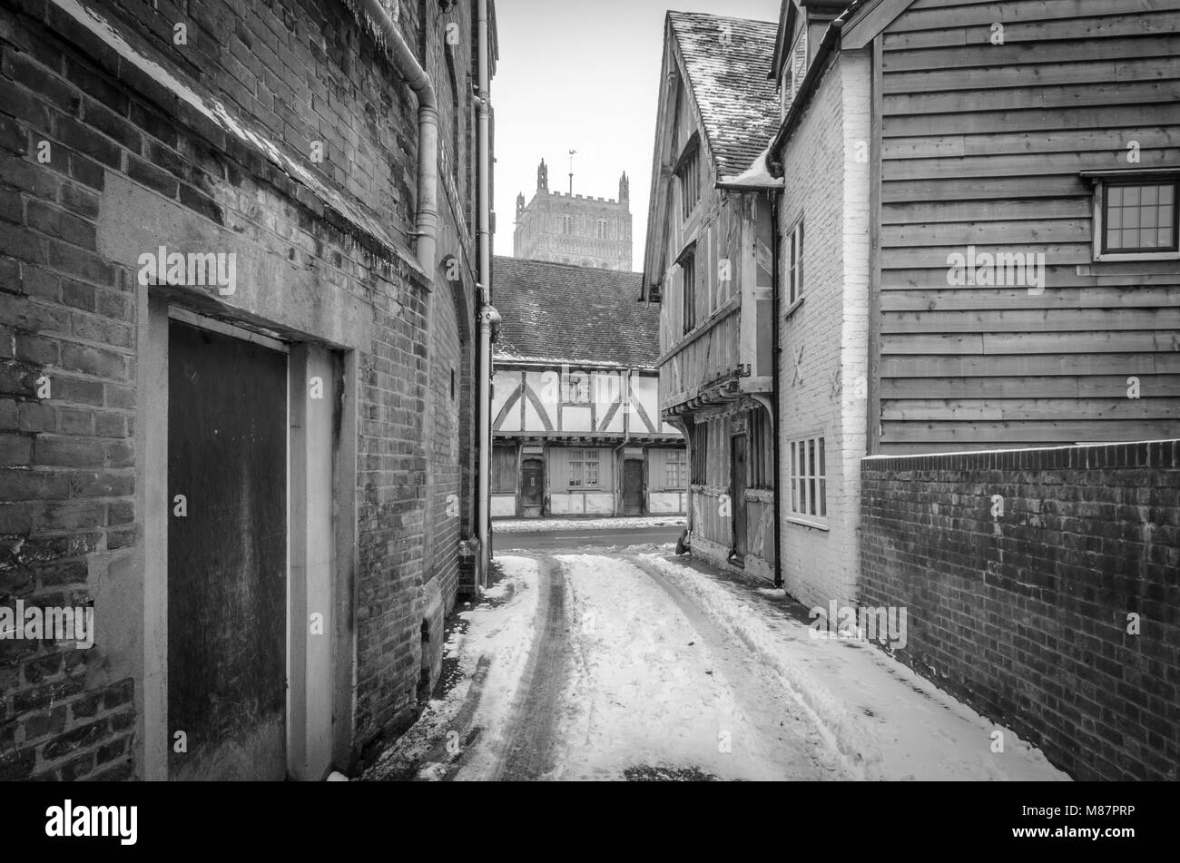 Abbaye de Tewkesbury vu de St Mary's Lane dans la neige Banque D'Images