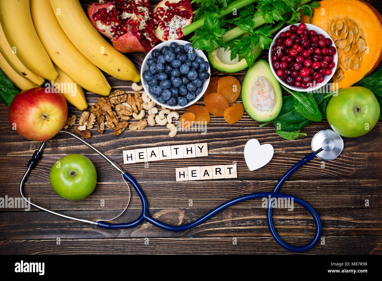 L'alimentation saine pour le coeur. Concept du coeur en bonne santé. L'alimentation saine, l'alimentation et de la vie. Les fruits et légumes frais, petits fruits et noix Banque D'Images