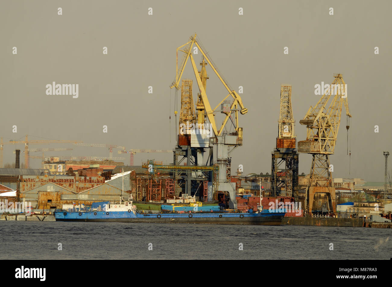 Port de mer de la ville.ici les navires sont chargés.grandes grues chargé la marchandise. Banque D'Images