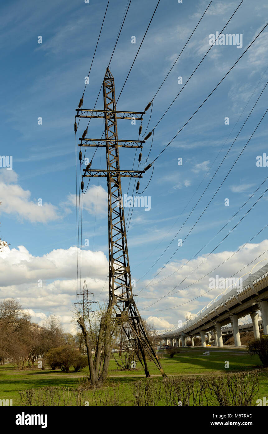 Les lignes de transport urbain fournir l'alimentation électrique des installations industrielles. Banque D'Images