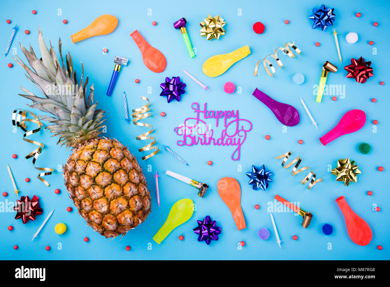 Joyeux Anniversaire Historique L Ananas De Fete Des Bougies Des Ballons Des Confettis Parti De Banderoles Et Decoration Sur Fond Bleu Celebration Colore Bac Photo Stock Alamy Joyeux Anniversaire Historique L Ananas De Fete Des Bougies Des Ballons Des Confettis Parti De Banderoles Et Decoration Sur Fond Bleu Celebration Colore Bac Photo Stock Alamy
