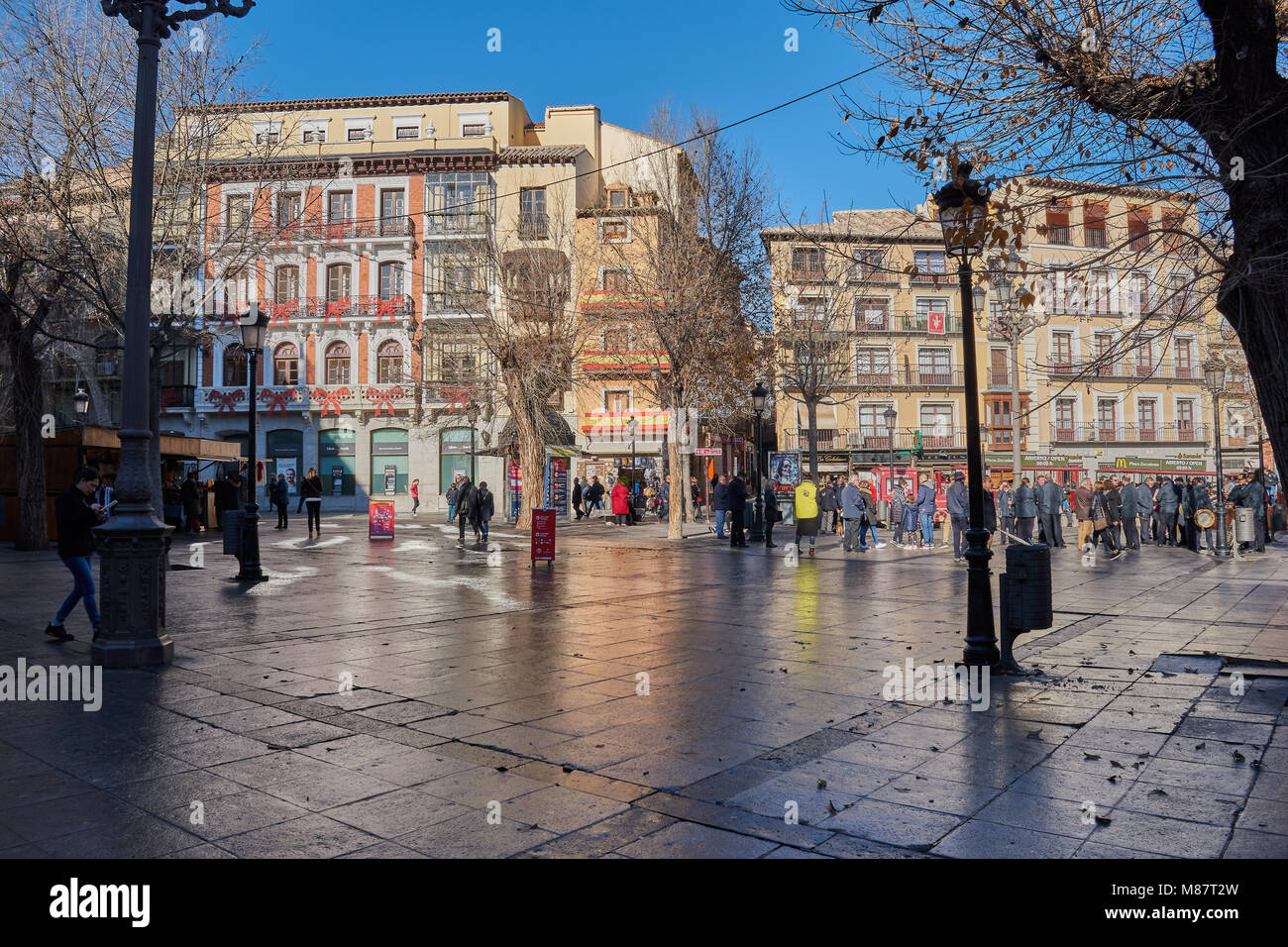 Tolède, Espagne - Décembre 23, 2017 : Nice lever du soleil un jour de Noël de la place de Zocodover décorées Banque D'Images