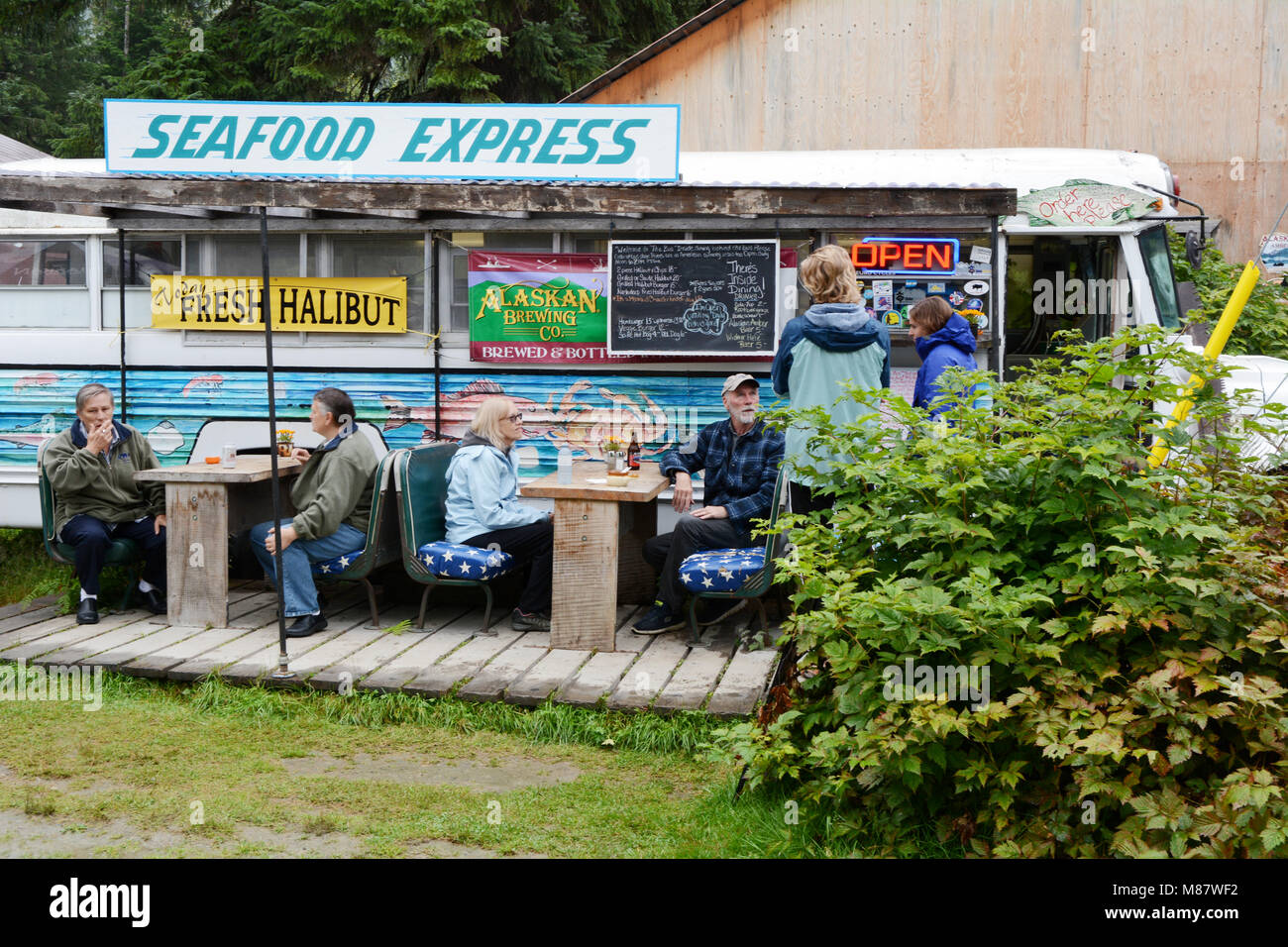 Les touristes à un stand de poisson et frites dans la ville isolée de Hyder, dans le sud-est de l'Alaska, USA, à la frontière avec Stewart, en Colombie-Britannique, Canada. Banque D'Images