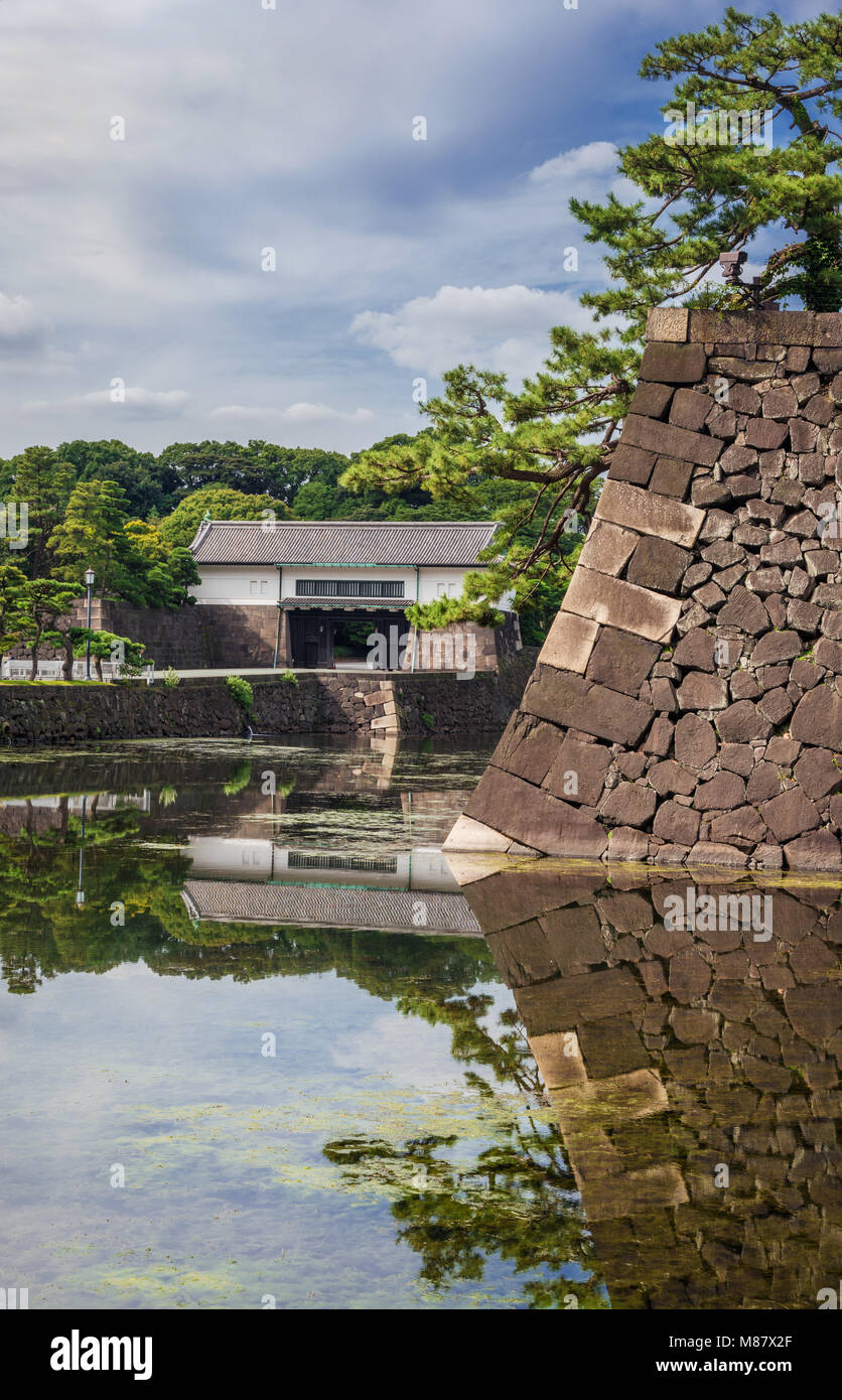 Vue de Palais Impérial de Tokyo les murs anciens, porte fortifiée et douves Banque D'Images