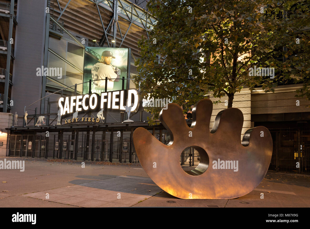 WA13853-00...WASHINGTON - Très soir durant la saison morte à Safeco Field dans le quartier de Stade Sodo Seattle. Banque D'Images