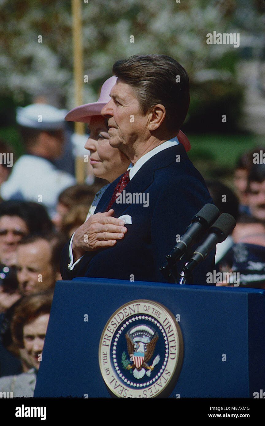 Washington, DC., USA, 18 avril 1982, le président Ronald Reagan tient sa main sur le coeur pendant l'hymne national alors que la Reine Beatrix des Pays-Bas se trouve à côté de lui pendant le ceremonry bienvenue pour la visite d'Etat de la Reine à l'égard des États-Unis. Credit : Mark Reinstein/MediaPunch Banque D'Images