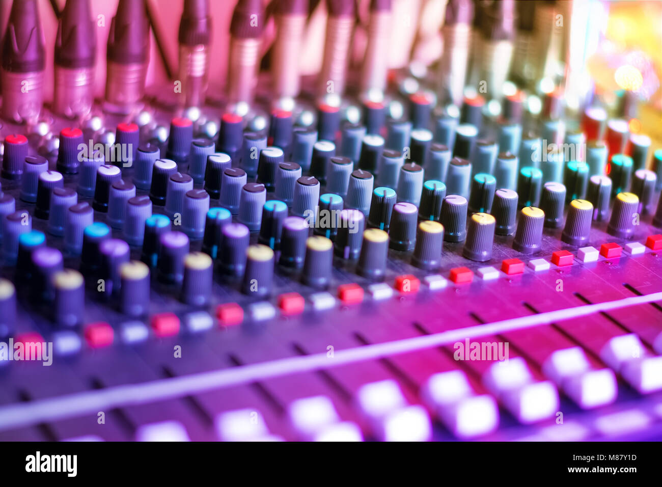 Console de mixage audio. Sound Music Mixer dans Night Club Party. Focus sélectif. Banque D'Images