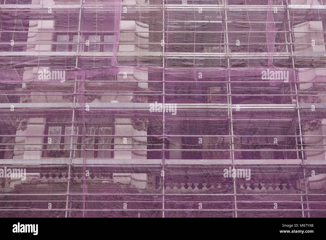 Échafaudages sur un ancien bâtiment. Des travaux de restauration. L'architecture, l'arrière-plan de construction Banque D'Images