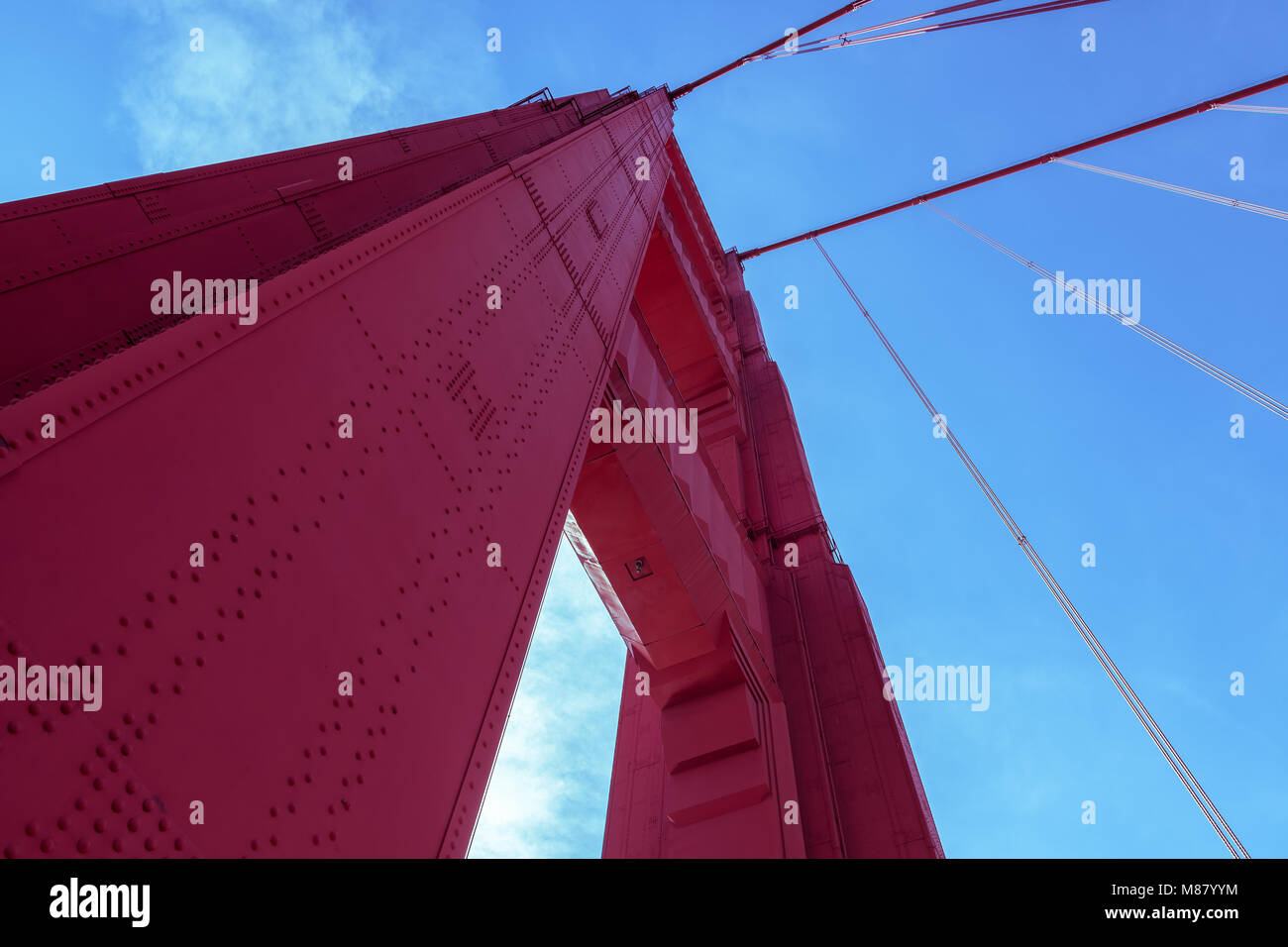 Angle de caméra faible à la Tour du pont Golden Gate, San Francisco, California, United States. Banque D'Images