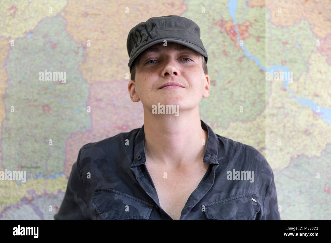 Homme politique ukrainien et ancien pilote de l'aviation de l'Armée de Nadiya Savchenko représente un portrait dans son bureau de Kiev - 15 septembre 2016, Kiev, Ukraine Banque D'Images