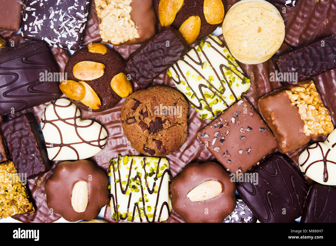 Les cookies au chocolat divers télévision fond jeter vue supérieure Banque D'Images