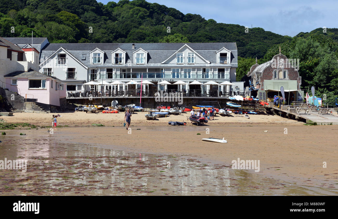 Le Sud Sands hotel à South Sands près de Salcombe, Devon avec l'ancienne station de sauvetage sur la droite. Banque D'Images