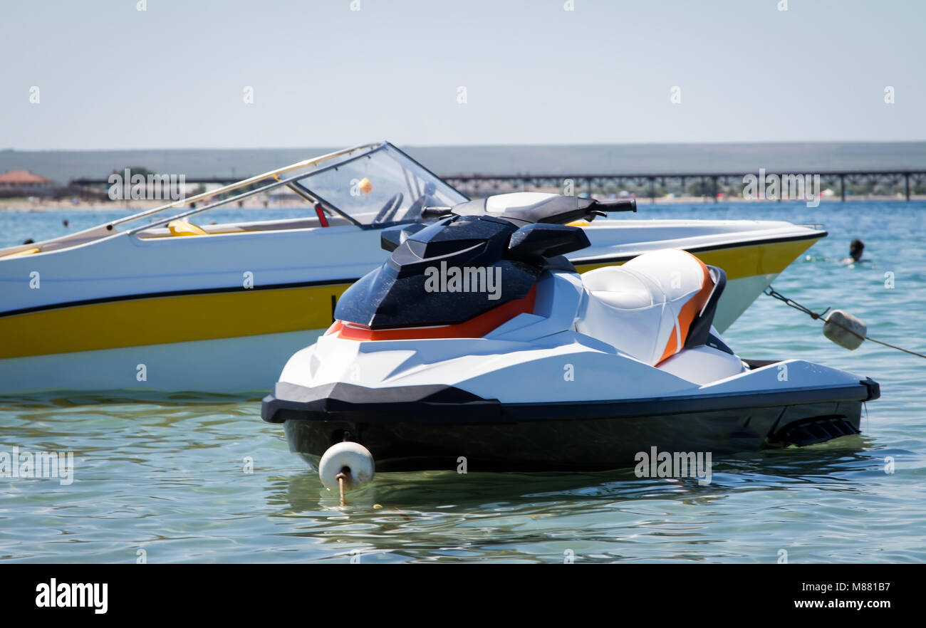 Moto d'eau dans la mer bleue claire sur la journée ensoleillée Photo Stock  - Alamy