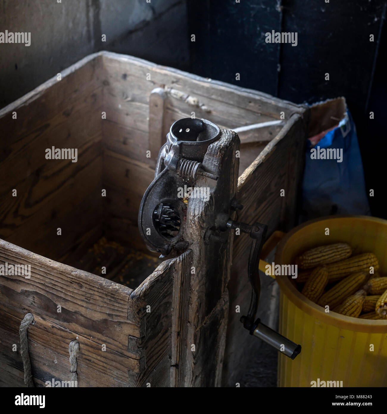 Un ancien manuel un épanouilleur de marchandises shed Banque D'Images