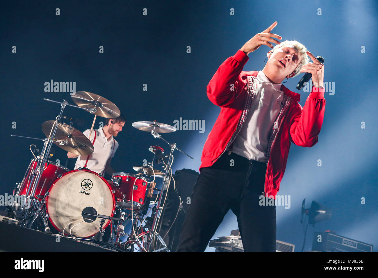 Essen, Allemagne. 14Th Mar, 2018. Kraftklub, Allemand Indie-Rock avec bande singer Felix Brummer (Felix Kummer) de Chemnitz/Allemagne, Keine Nacht für niemand Tour 2018, concert en direct à Rittal-Arena Wetzlar, Crédit : Christian Lademann Banque D'Images Essen, Allemagne. 14Th Mar, 2018. Kraftklub, Allemand Indie-Rock avec bande singer Felix Brummer (Felix Kummer) de Chemnitz/Allemagne, Keine Nacht für niemand Tour 2018, concert en direct à Rittal-Arena Wetzlar, Crédit : Christian Lademann Banque D'Images