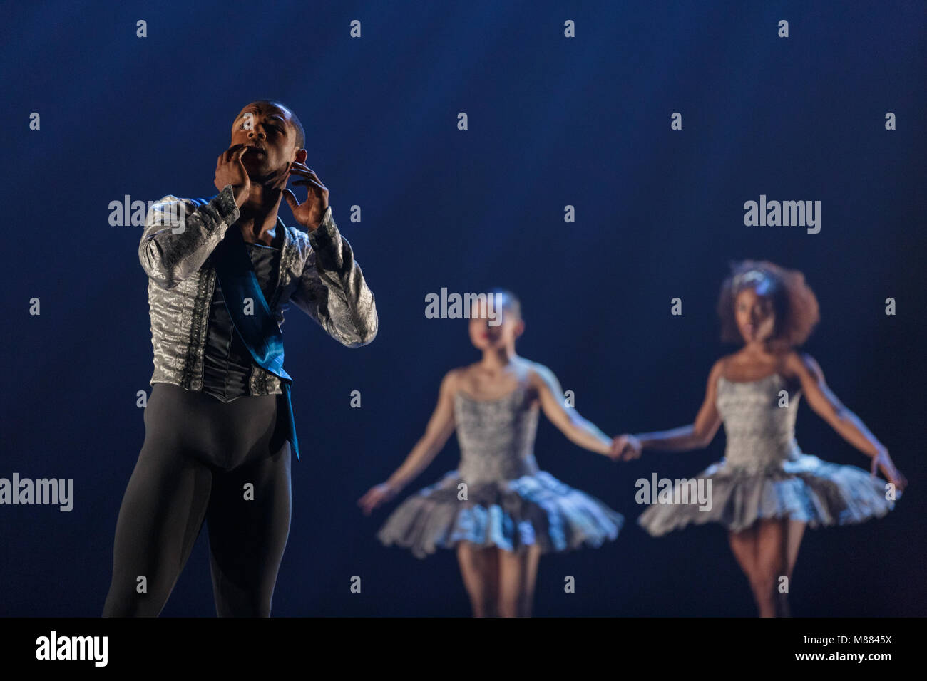 Barbican Theatre, Londres, le 15 mars 2018. Le deuxième morceau, "un rêve dans le Songe d'une nuit d'été", avec l'ACEI Robinson comme Tiania et Jose Alves que Oberon. Dans le cadre de la dernière loi du Barbican, Cathy Marston chorégraphie un ballet narratif nouveau pour tous les artistes de ballet du noir, basé sur l'Afrique du Sud peut Themba fable 'Le procès', et Arthur du Pita 'un rêve dans A Midsummer Night's Dream'. Dirigée par le directeur artistique Cassa Pancho, cette société fête danseurs d'origine asiatique et noir avec morceaux. Credit : Imageplotter News et Sports/Alamy Live News Banque D'Images