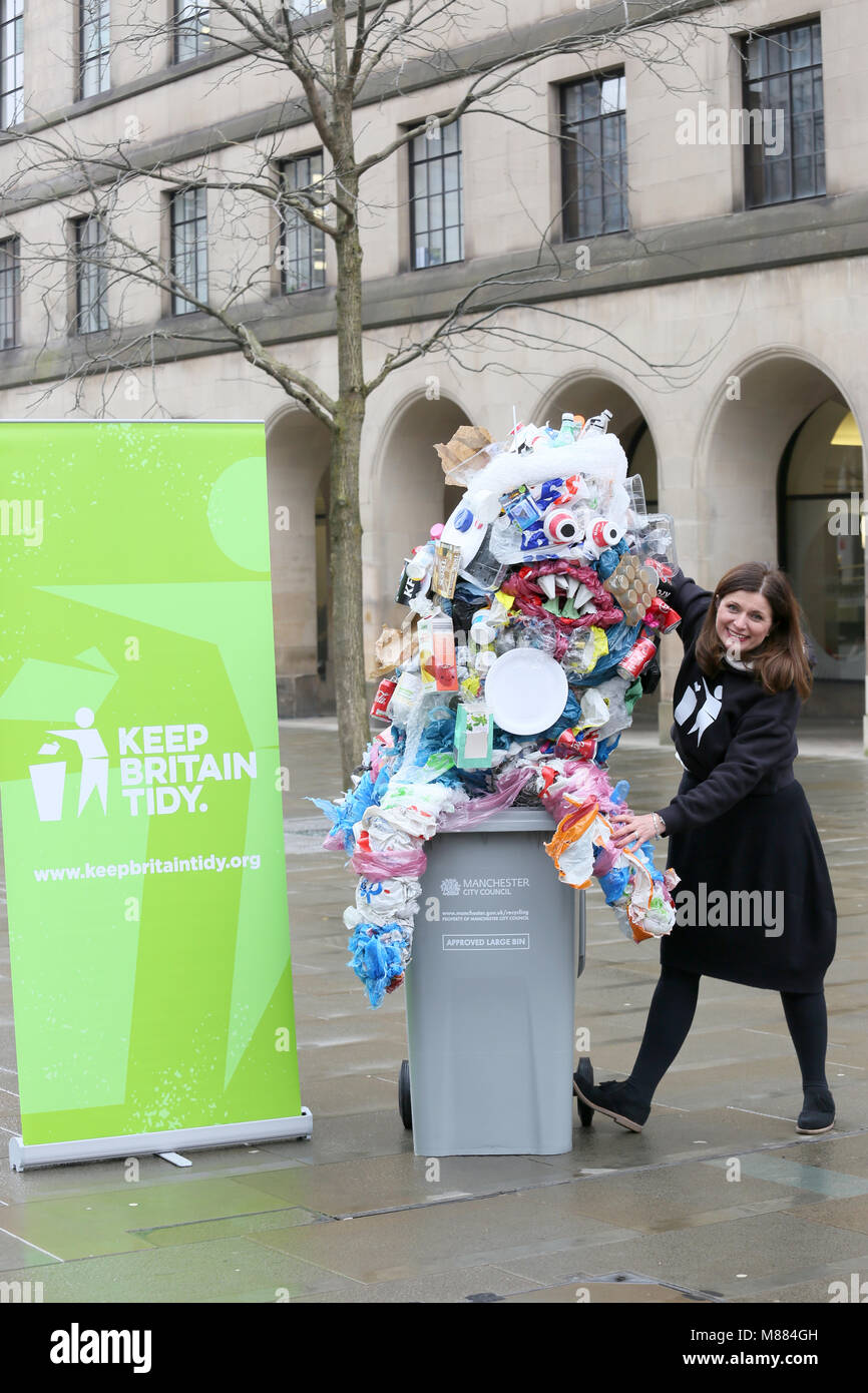 , Manchester, Royaume-Uni. 15 mars, 2018 Conseil municipal de Manchester et garder la Grande-Bretagne Tidy unissent leurs forces dans le but de faire de Manchester le ÔTidy CityÕ première du pays d'ici 2020, St Peters Square, Manchester, 15 mars 2018 (C)Barbara Cook/Alamy Live News Banque D'Images