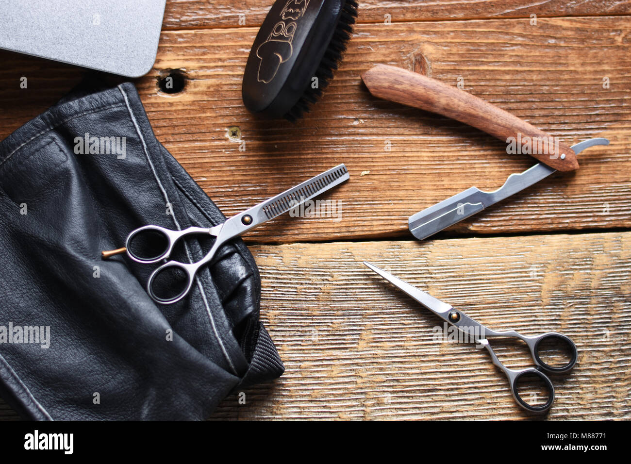 Outils de coiffure boutique vintage sur fond de bois Banque D'Images