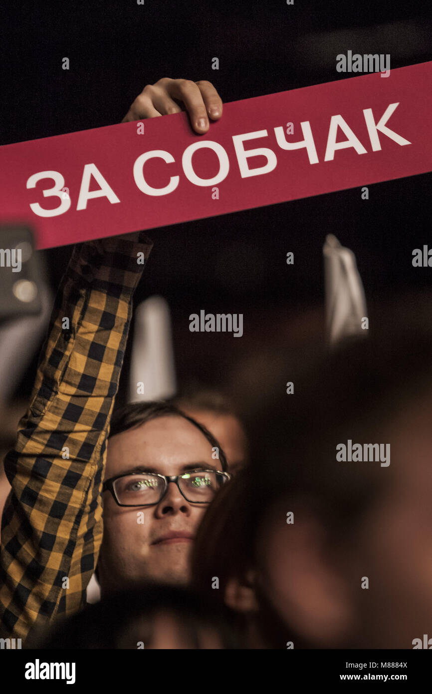 Moscou, Moscou, Russie. Mar 15, 2018. L'homme est titulaire d'une plaque avec le nom de Ksenia Sobchak, à un rassemblement à l'appui que le candidat présidentiel du parti de l'Initiative civique pour les élections de 2018. Credit : Celestino Arce/ZUMA/Alamy Fil Live News Banque D'Images