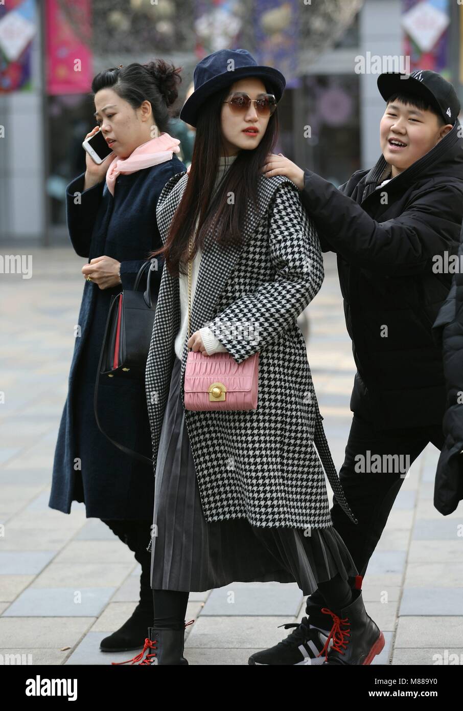 Beijing, Beijing, Chine. Mar 15, 2018. Beijing, Chine - le 15 mars 2018 : Chic jeunes marcher dans Sanlitun, le moyeu de la mode à Beijing. Crédit : SIPA Asie/ZUMA/Alamy Fil Live News Banque D'Images